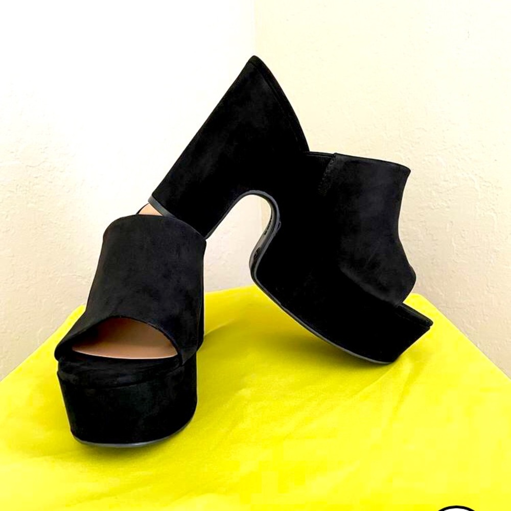 Oblong Box Chunky Platform retro suede heels